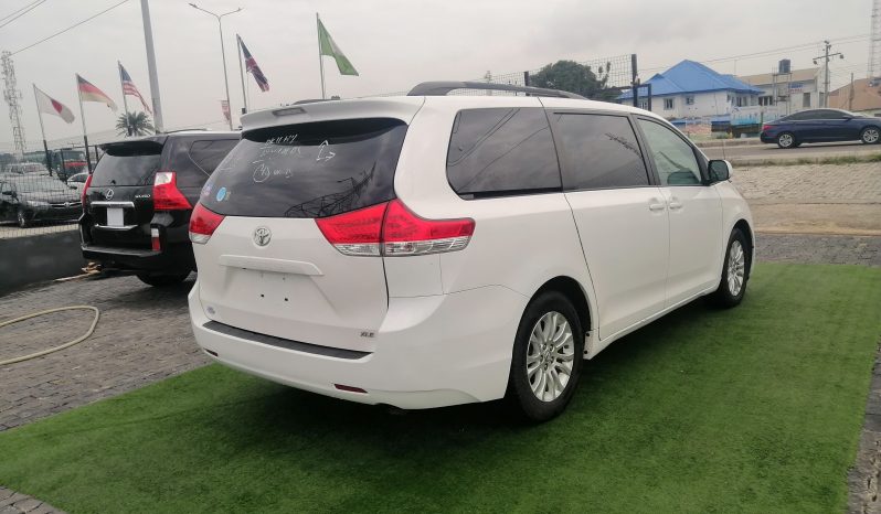 2011 Toyota Sienna XLE full